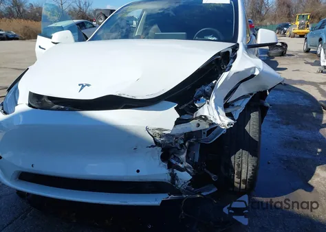 2022 Tesla Model Y Long Range Dual Motor All-Wheel Drive z USA, uszkodzony, nr VIN 7SAYGDEE4NF392051